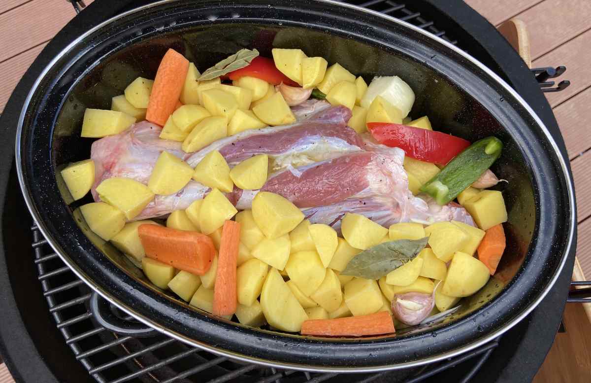 Kamado roštilj zbog svojstava topline i dobrog protoka zrada radi i kao peka ili dutch oven