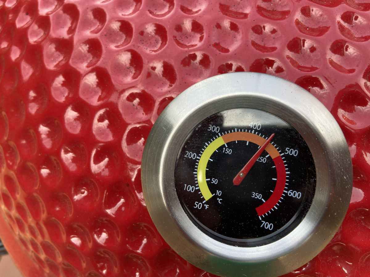 Termostat na poklopcu neizostavan je "špijun" temperature u unutrašnjosti i on pomaže kako bi savršeno roštiljali.