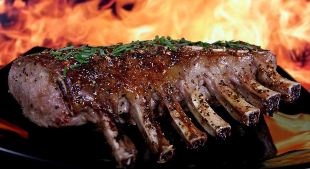 Ulje u marinadama nema utjecaja na proces mariniranja - ono štiti meso od kvarenja i pomaže kod pečenja.