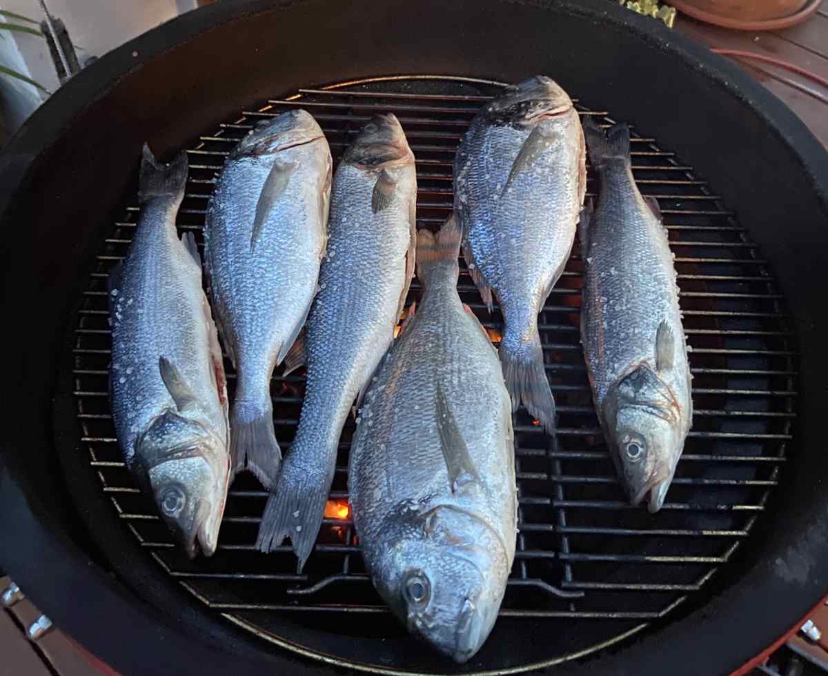 Riba s gradela ostaje sočna i ne lijepi se - poželjno je dodati par manjih komada drveta ili začina na ugljen kako bi se dobile dodatne arome