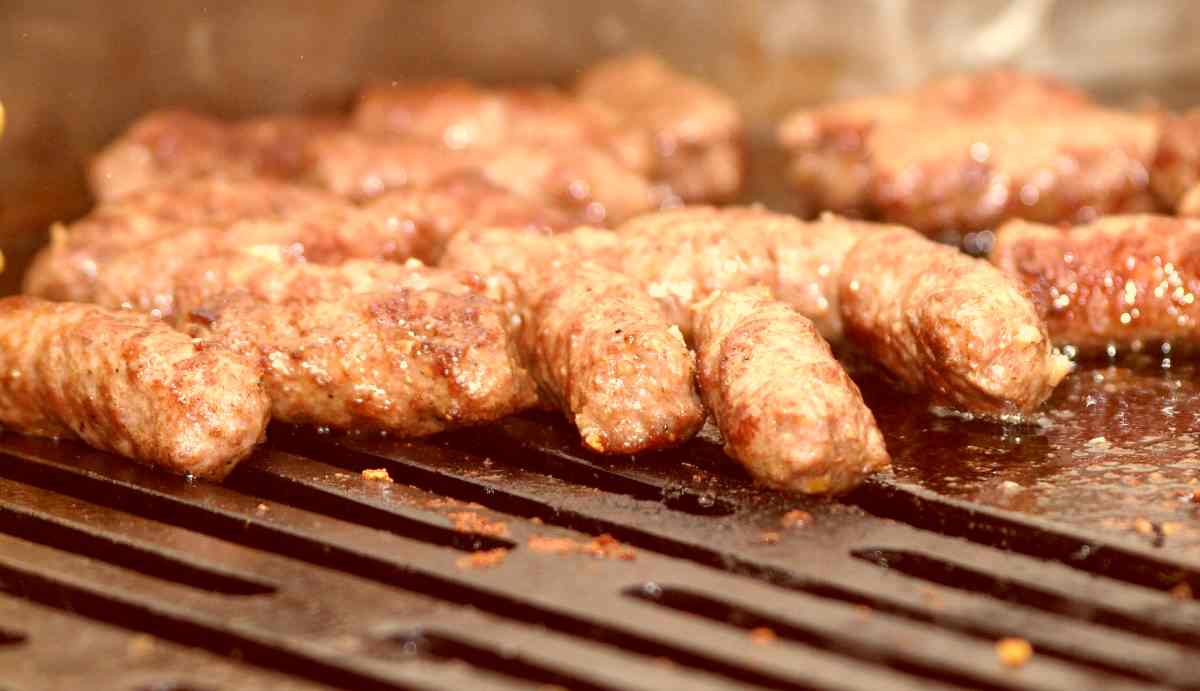 Ćevapi i pljeskavice su predmet rasprava oko ispravnog recepta i načina pečenja