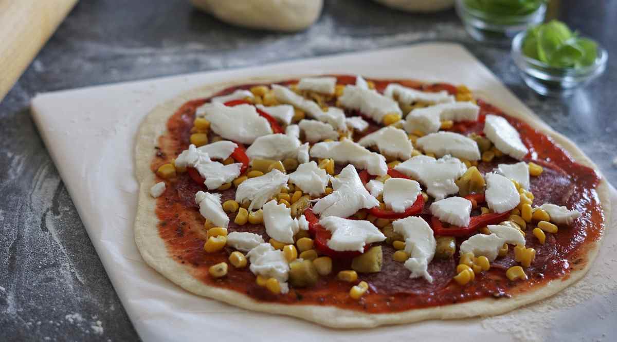 Ne pretjerujte s količinom nadjeva jer će pizza biti gnjecava