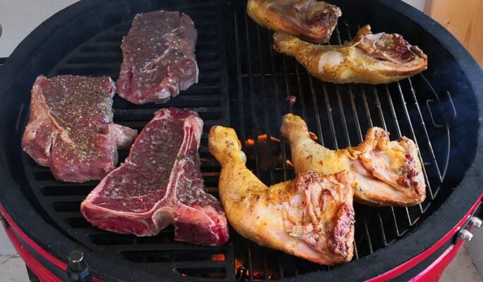 Rib-eye, t-bone i drugo meso pečeno na Kamado Madness roštilju