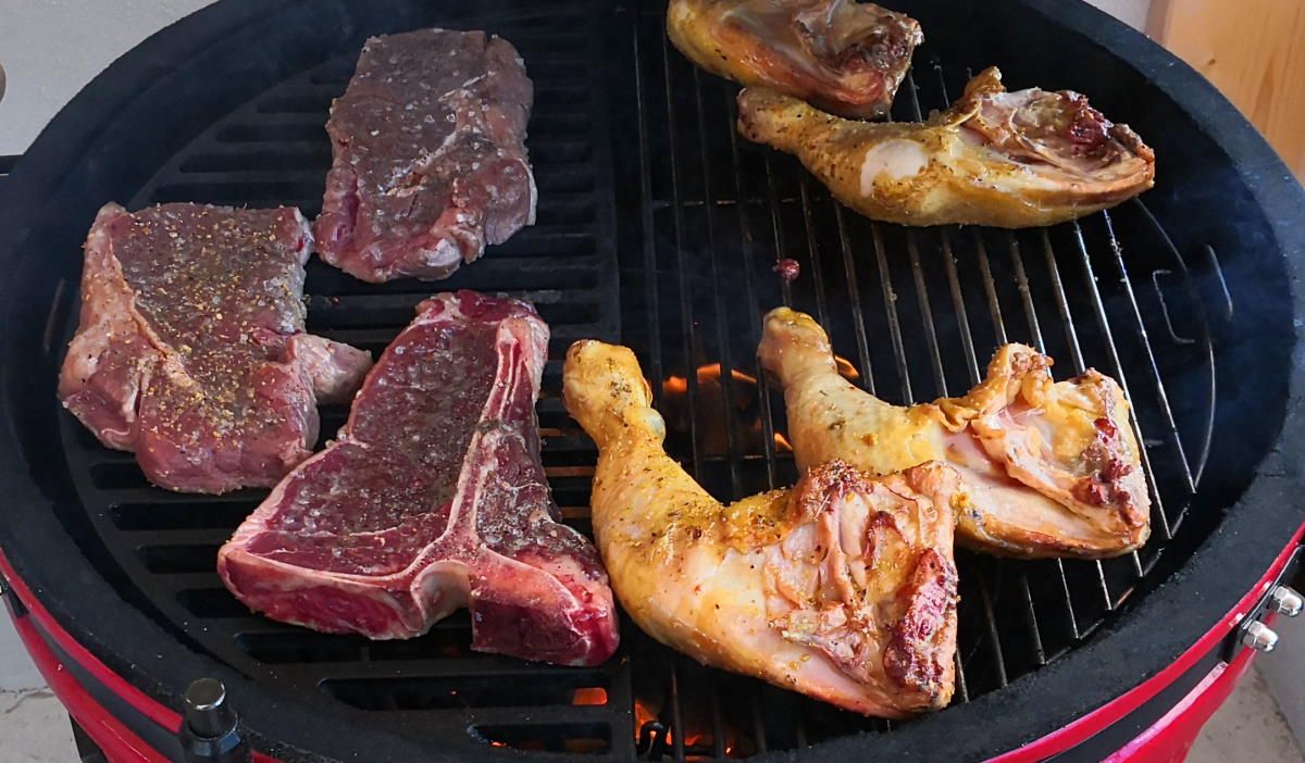 Rib-eye, t-bone i drugo meso pečeno na Kamado Madness roštilju